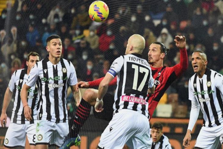 إبراهيموفيتش ينتزع نقطة قاتلة لميلان من أودينيزي في الدوري الإيطالي